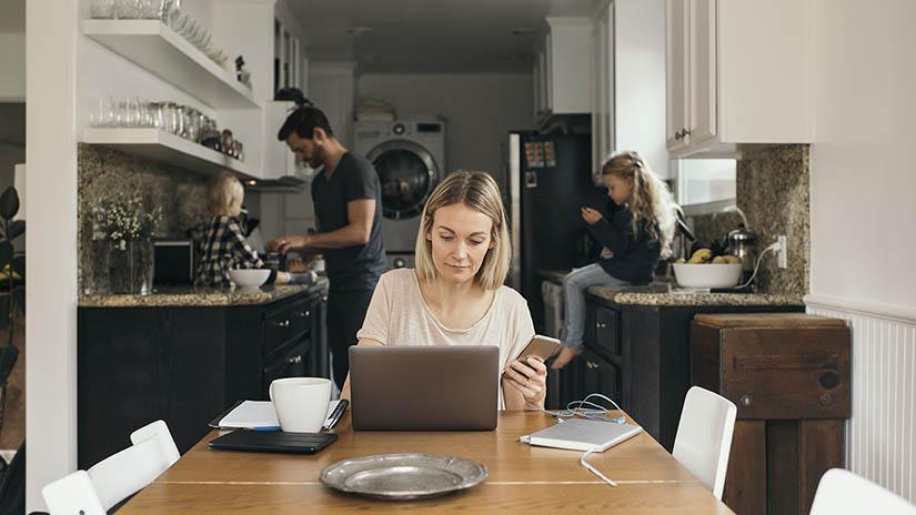 Kvinna arbetar i sin laptop