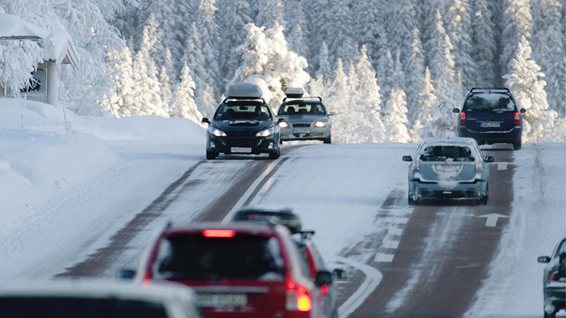 Bilar i ett snölandskap